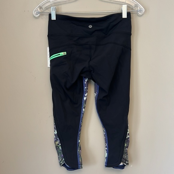 NWT Lululemon Run: Top Speed Crop Full-On Luxtreme
Floral Sport Blue Multi Black - Picture 3 of 12